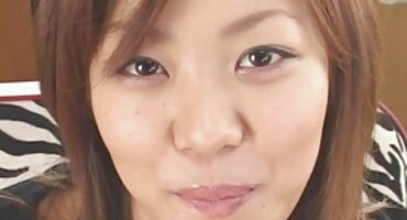 sex chơi cave Anh ta ôm cô gái tóc nâu trước mặt bạn gái của mình. phim sec bo chong nang dau