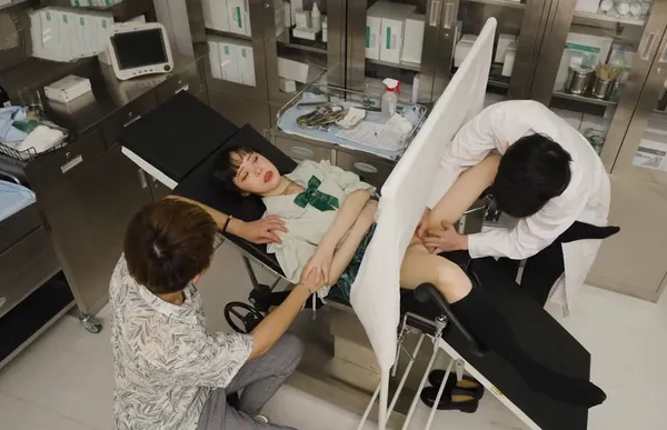 truyện tranh sex ngoại tình Chồng dẫn vợ đi khám phụ khoa gặp phải bác sĩ nam biến thái